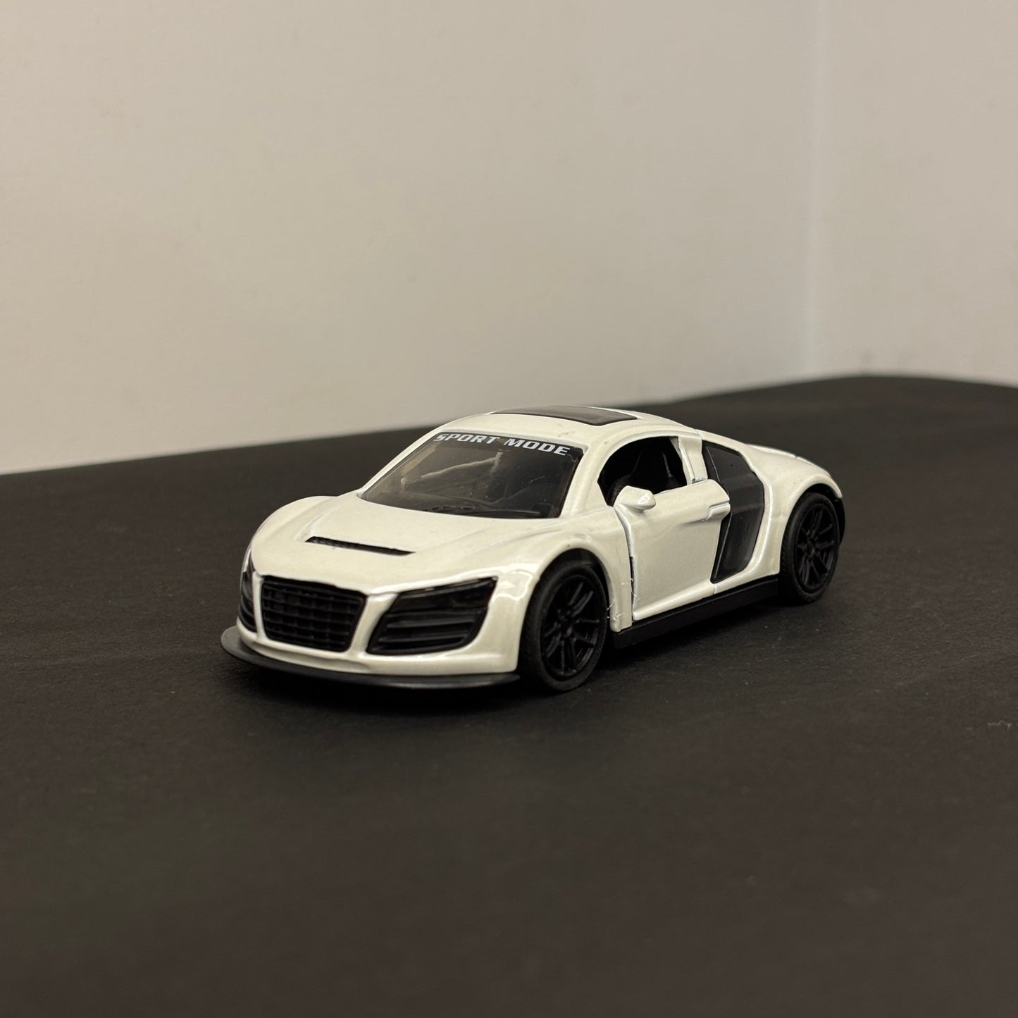 Audi White Die Cast Metal Body 1:43