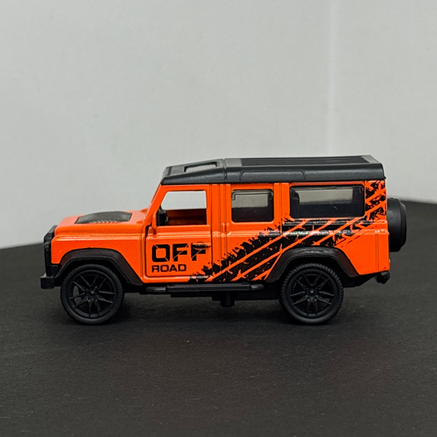 Defender Die Cast Metal Body 1:43