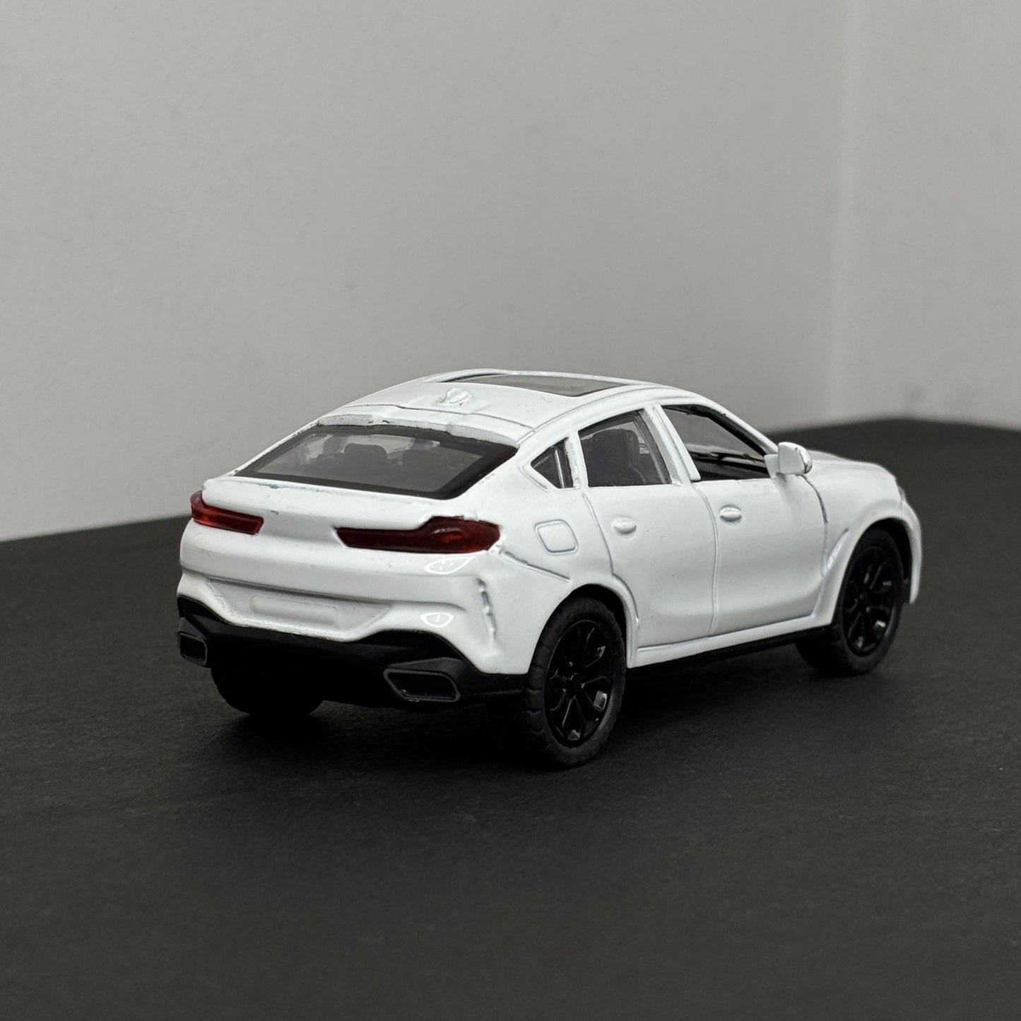 BMW X6 White Die Cast Metal Body 1:43