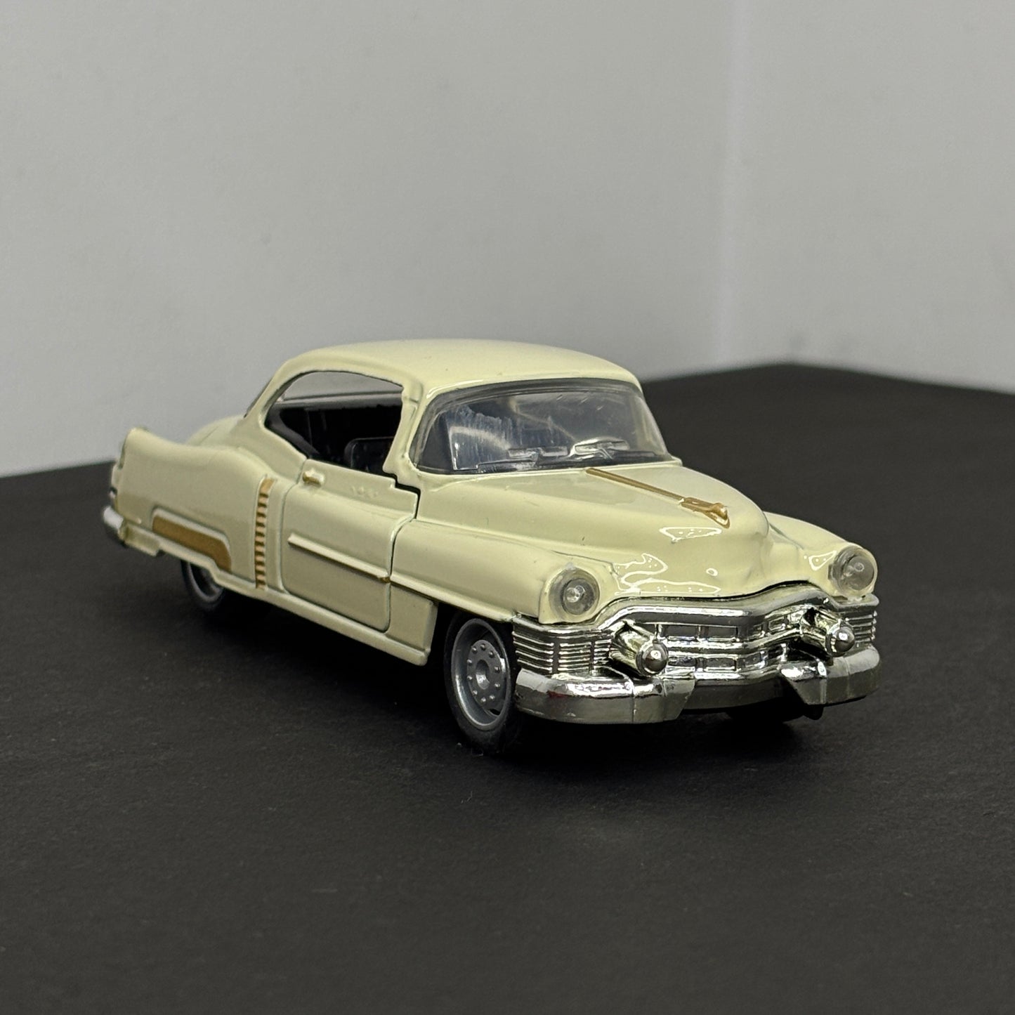 Vintage Die Cast Classic Car Beige Metal Body 1:32