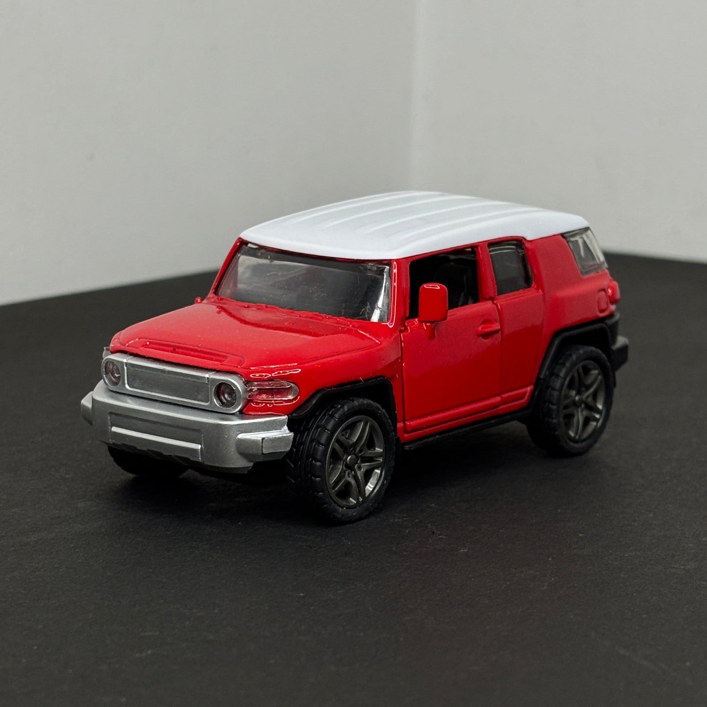 FJ Cruiser Red & White Die Cast Metal Body