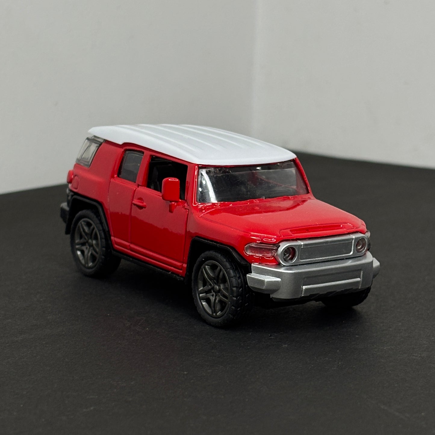 FJ Cruiser Red & White Die Cast Metal Body