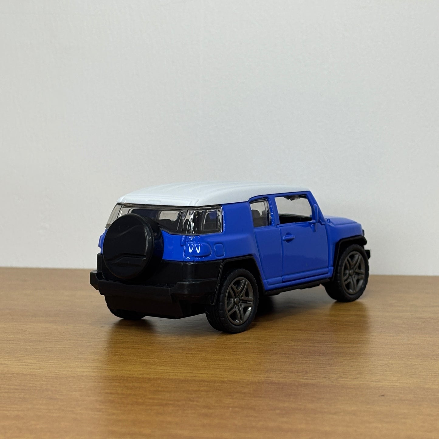 FJ Cruiser Blue & White Die Cast Metal Body 1:36