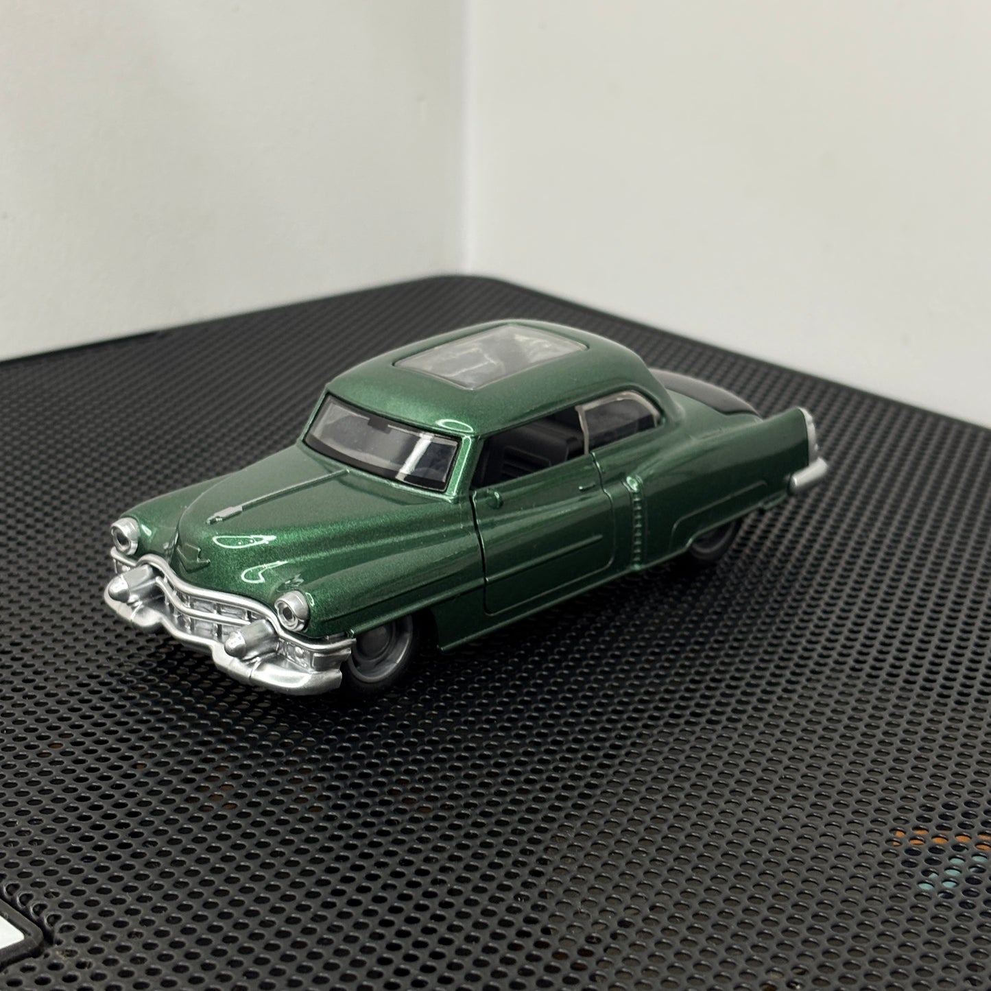 Vintage Classic Green Die Cast Model 1:36
