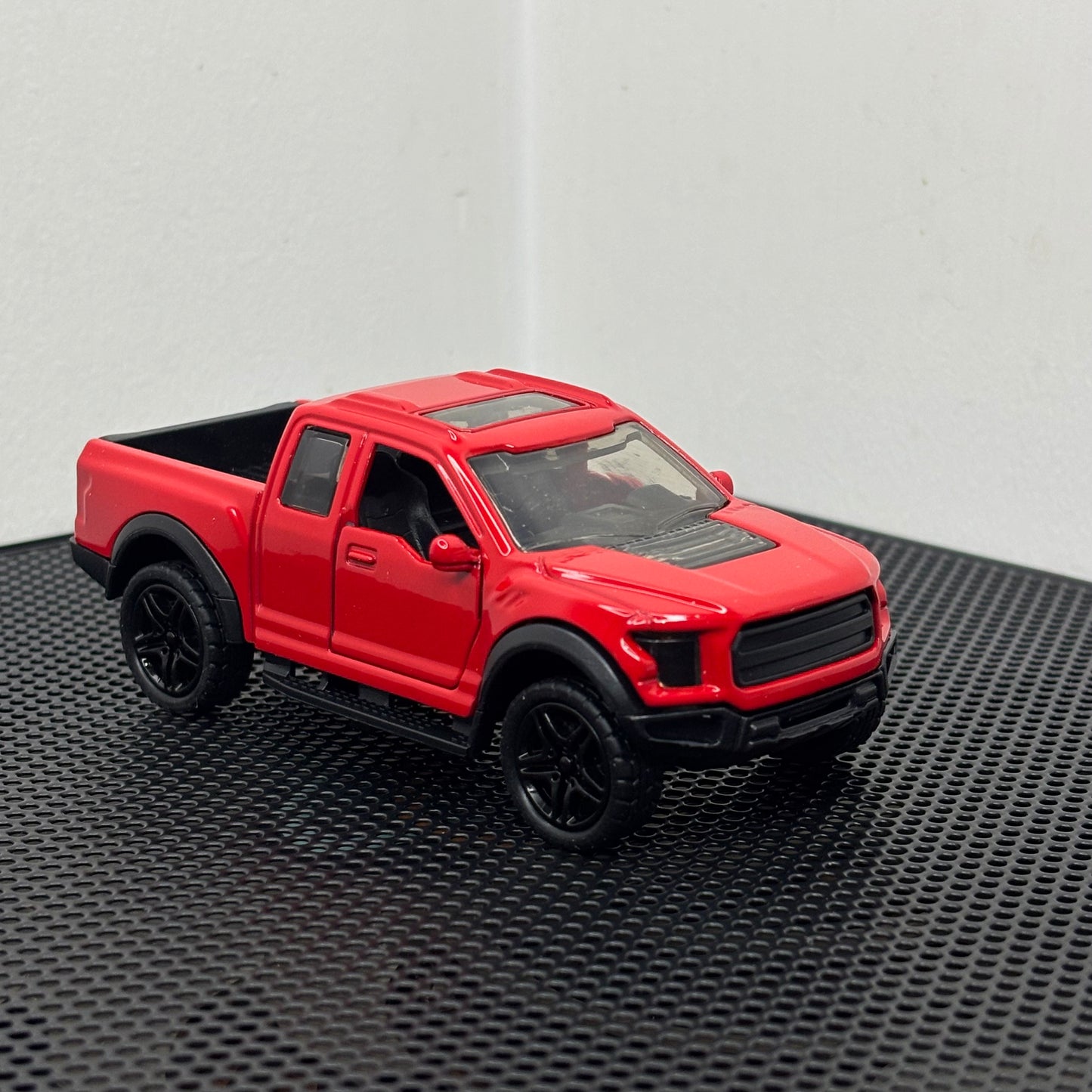 Red Pickup Truck Diecast Toy – 1:43 Scale Metal Body with Pullback Action