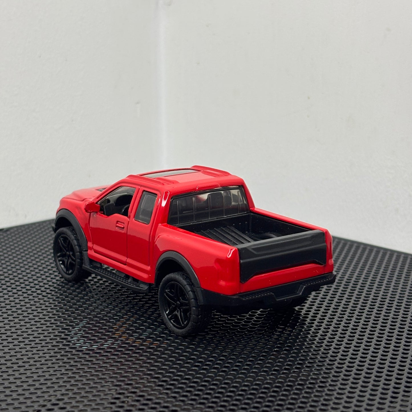 Red Pickup Truck Diecast Toy – 1:43 Scale Metal Body with Pullback Action
