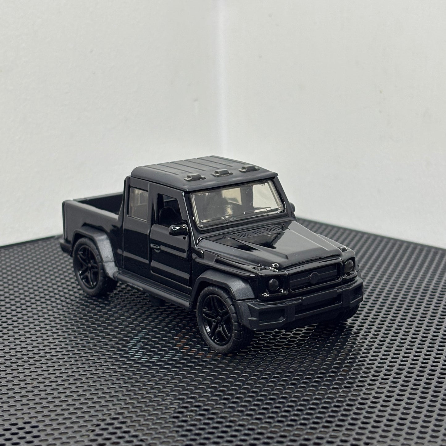 Black SUV Pickup Diecast Toy β 1:43 Scale with Pullback Action & Metal Body