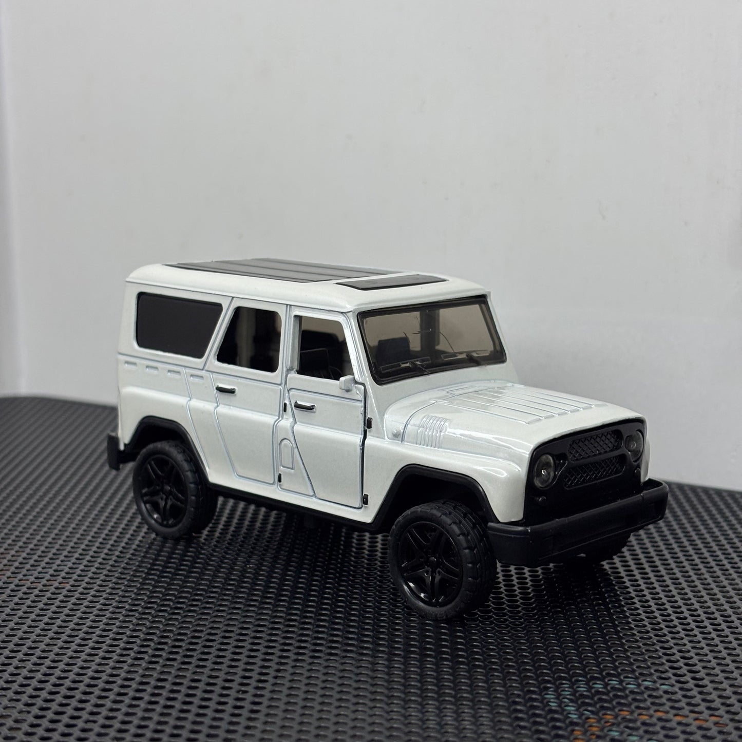 Metal Die Cast Jeep White Pull Back Car for Kids & Collectors 1:36