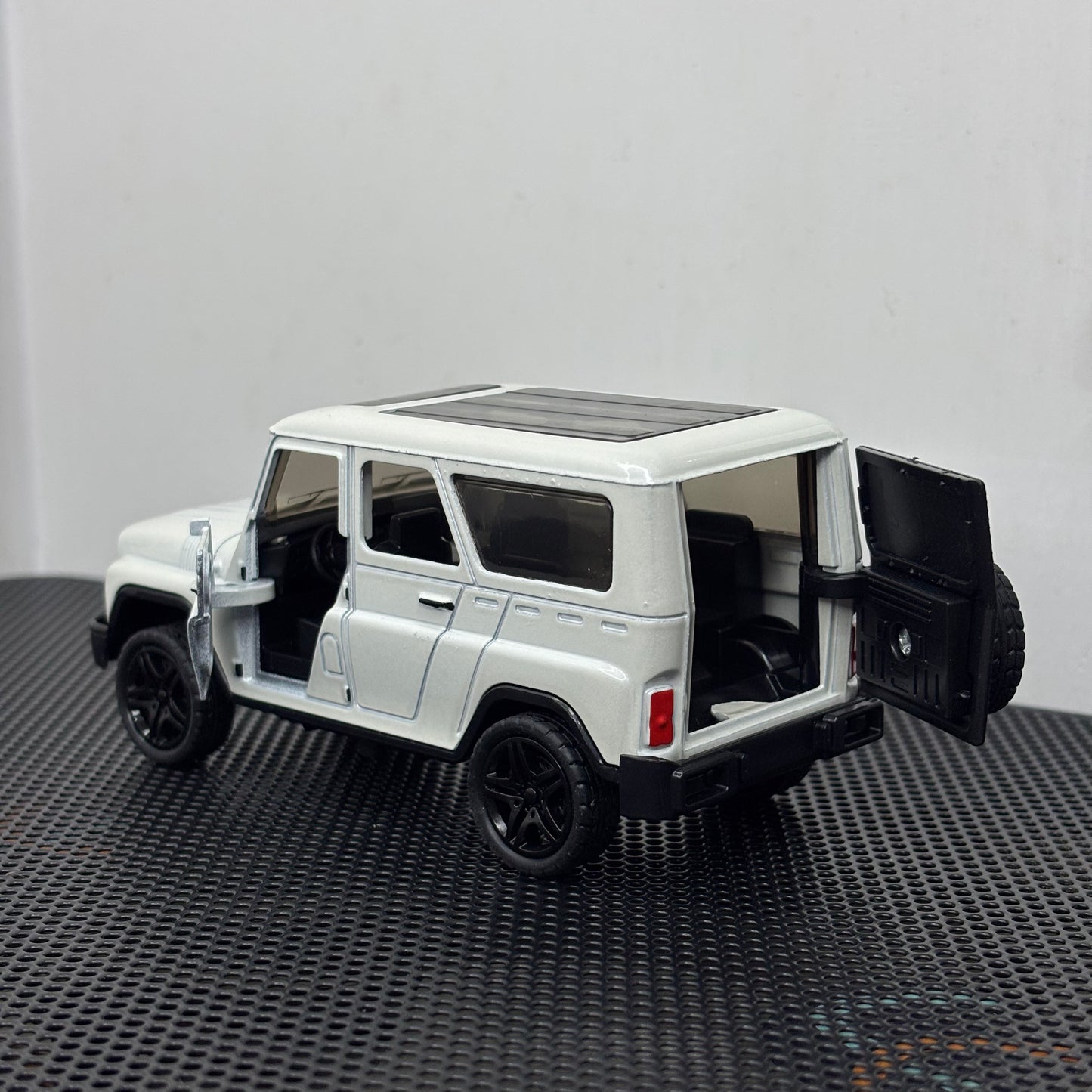 Metal Die Cast Jeep White Pull Back Car for Kids & Collectors 1:36
