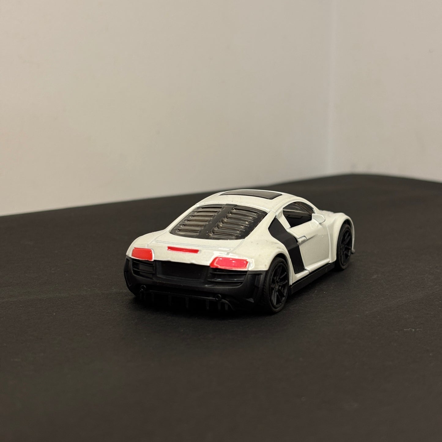 Audi White Die Cast Metal Body 1:43