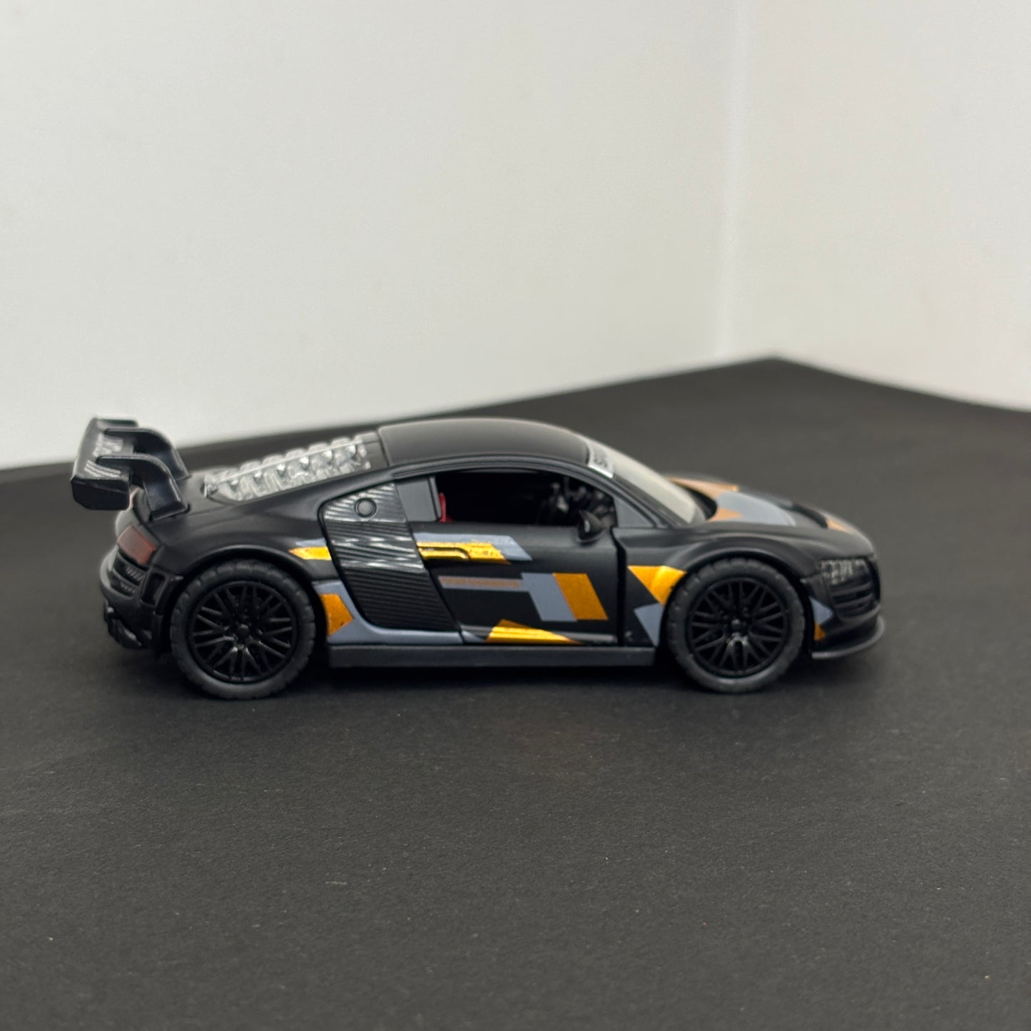 Audi R8 Sport Metal Car 1:36