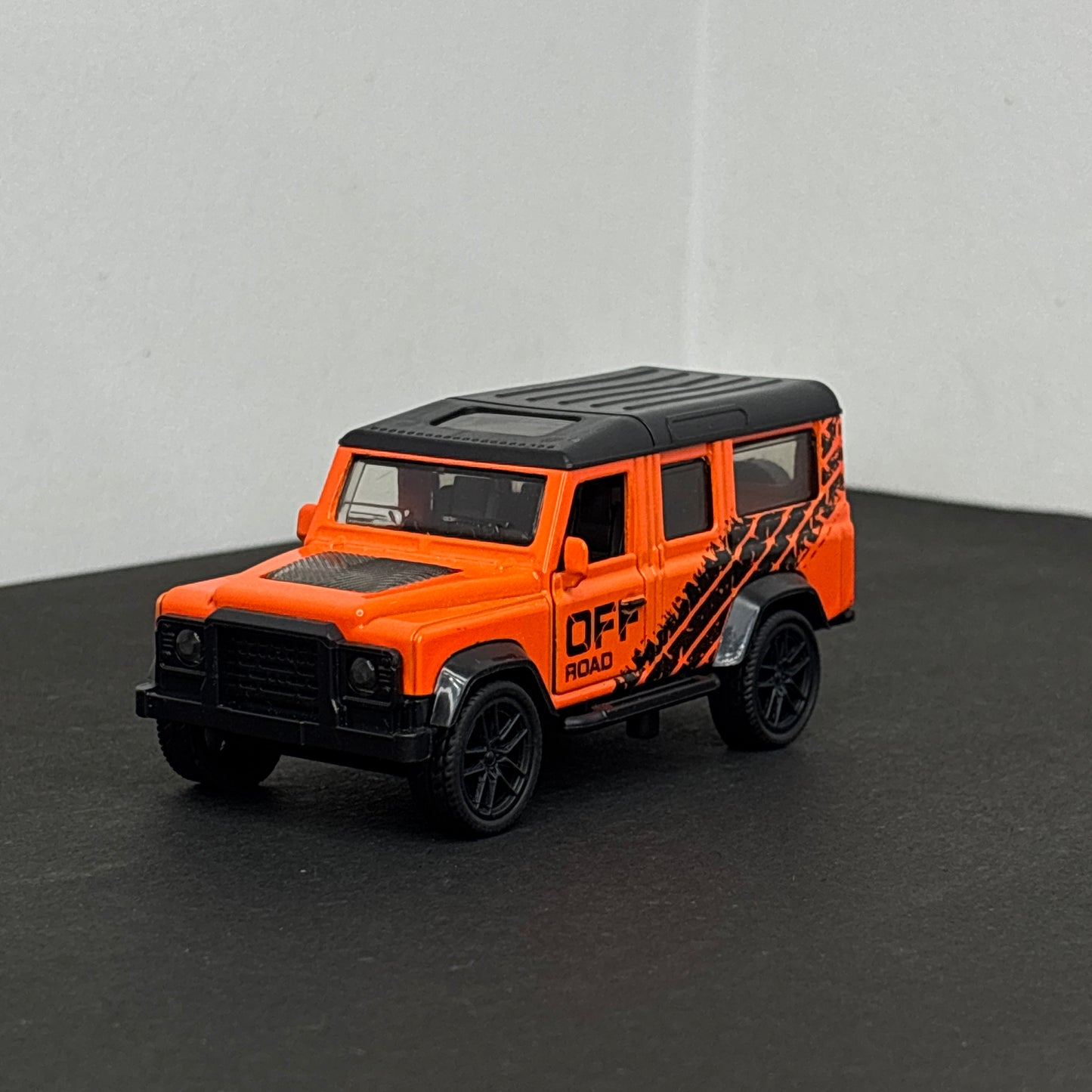 Defender Die Cast Metal Body 1:43
