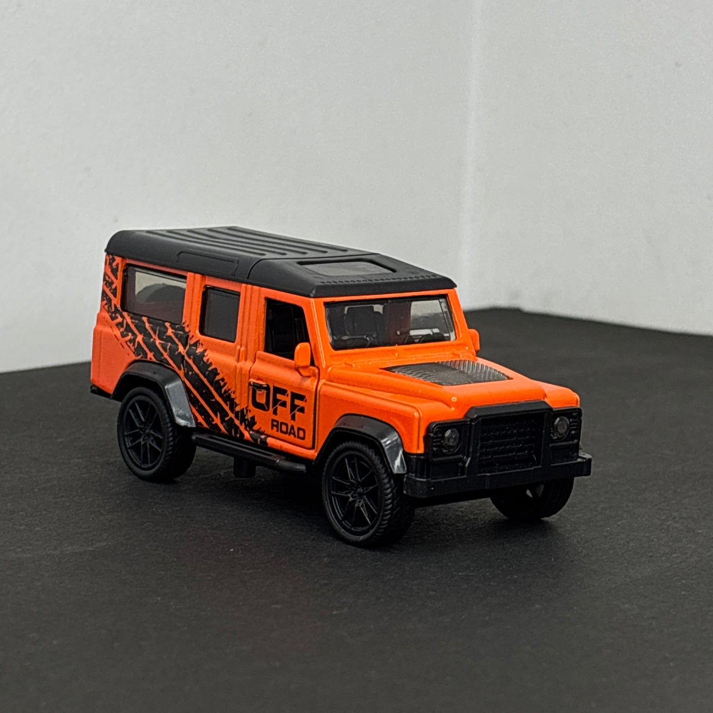 Defender Die Cast Metal Body 1:43