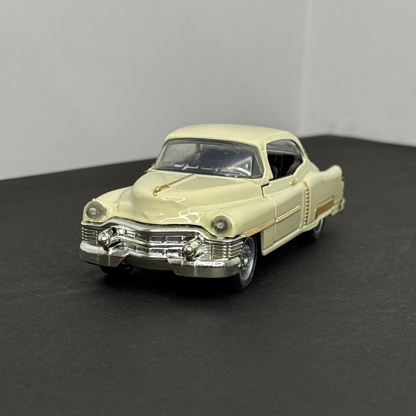 Vintage Die Cast Classic Car Beige Metal Body 1:32