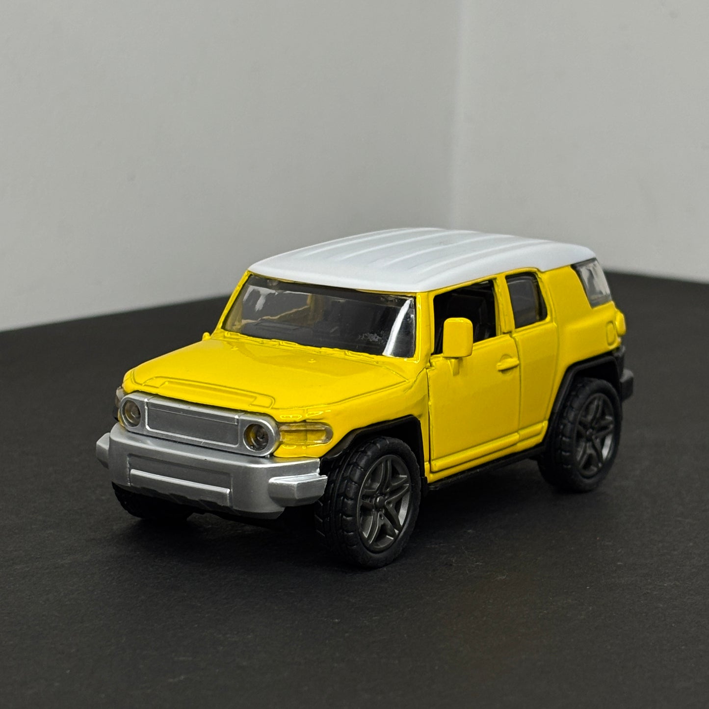 FJ Cruiser Yellow & White Die Cast Metal Body 1:43