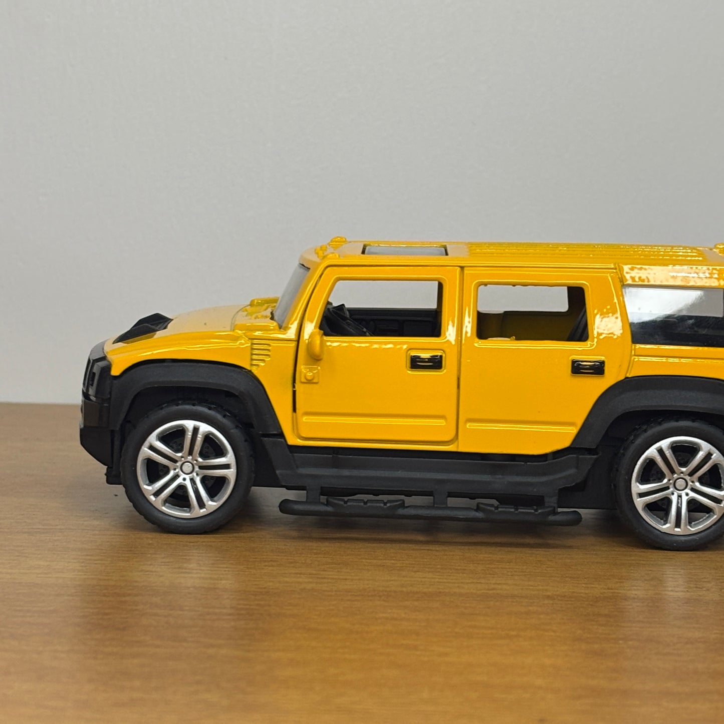 Hummer Premium Quality Die Cast Metal Body 1:28