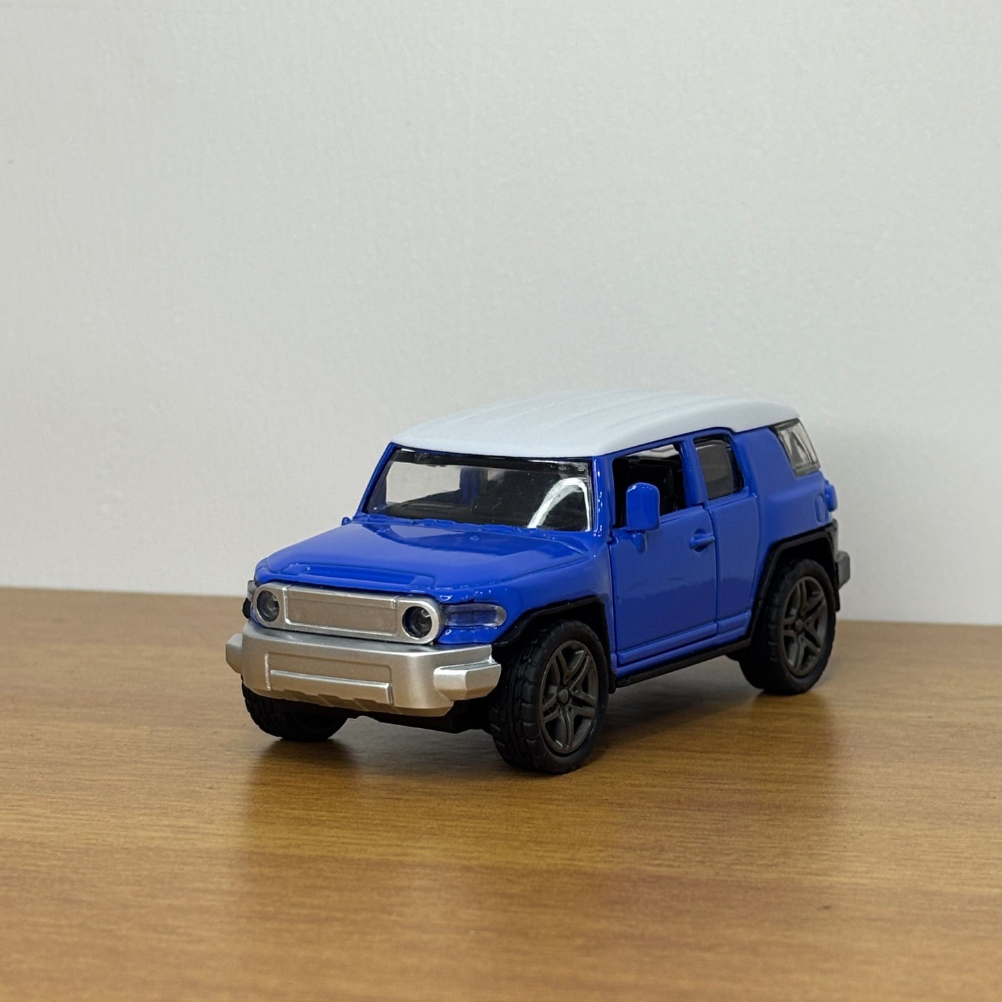 FJ Cruiser Blue & White Die Cast Metal Body 1:36