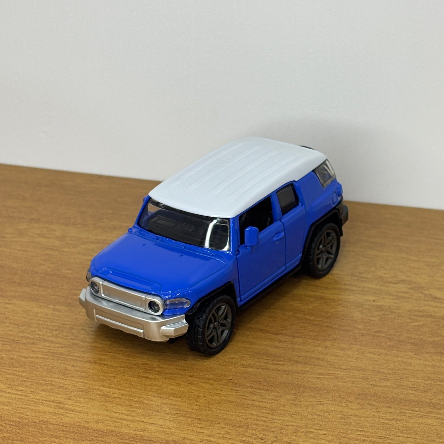 FJ Cruiser Blue & White Die Cast Metal Body 1:36