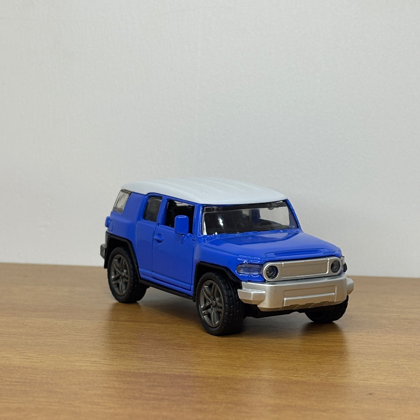 FJ Cruiser Blue & White Die Cast Metal Body 1:36