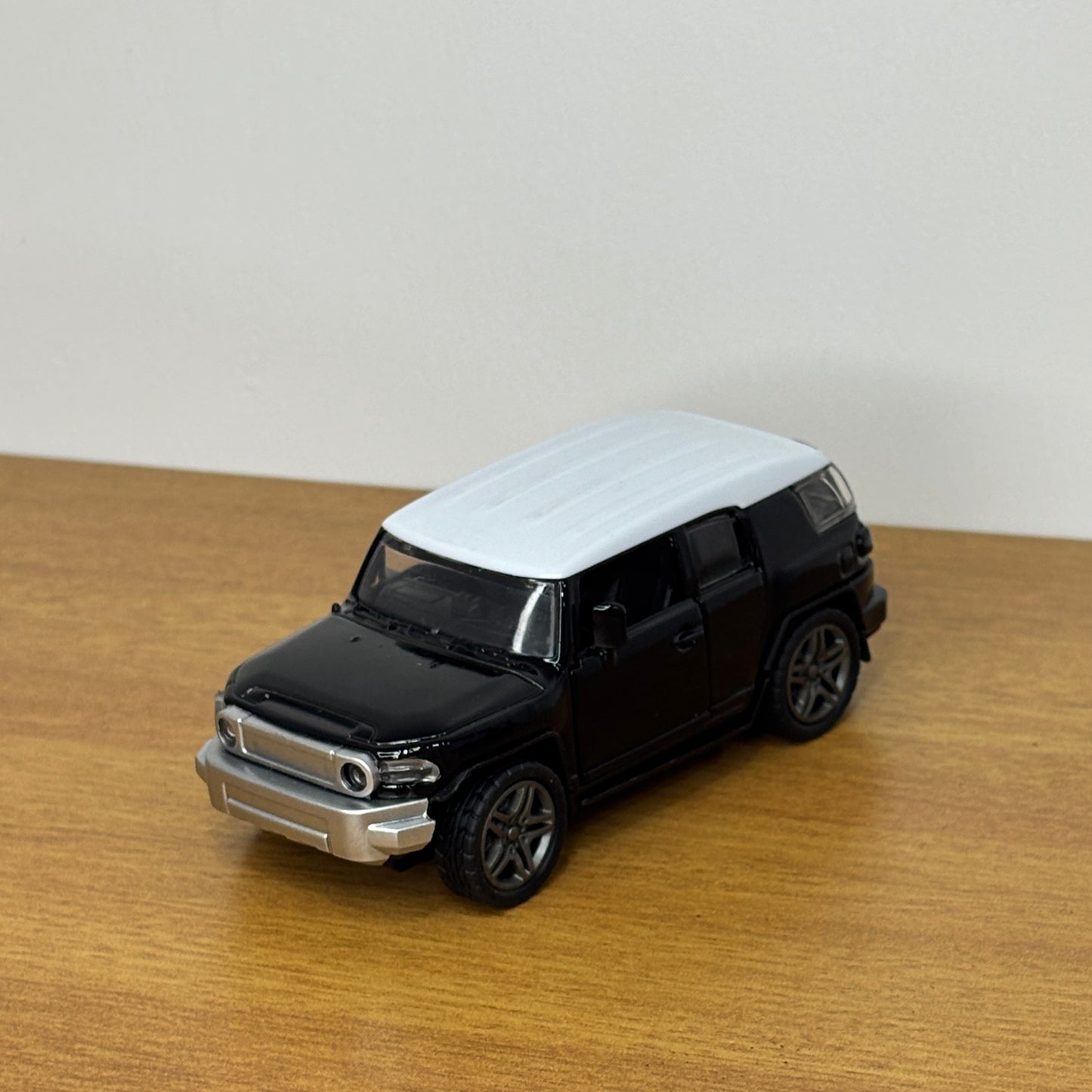 FJ Cruiser Black & White Die Cast Metal Body 1:36