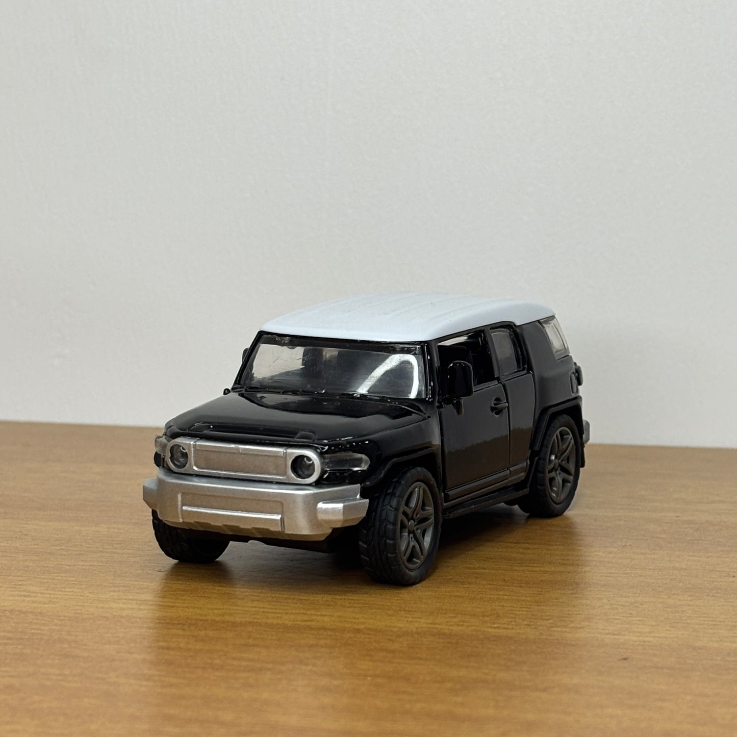 FJ Cruiser Black & White Die Cast Metal Body 1:36