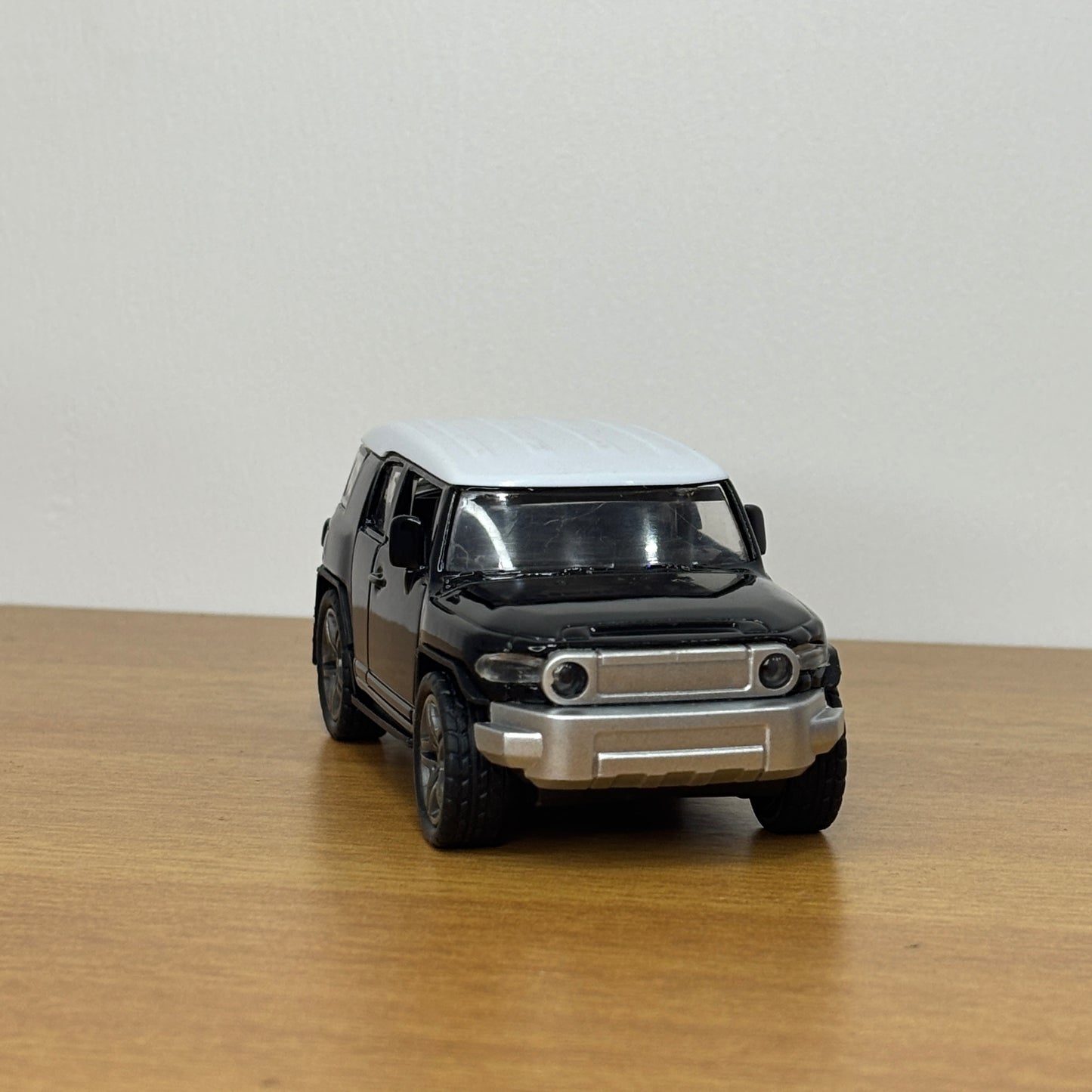 FJ Cruiser Black & White Die Cast Metal Body 1:36
