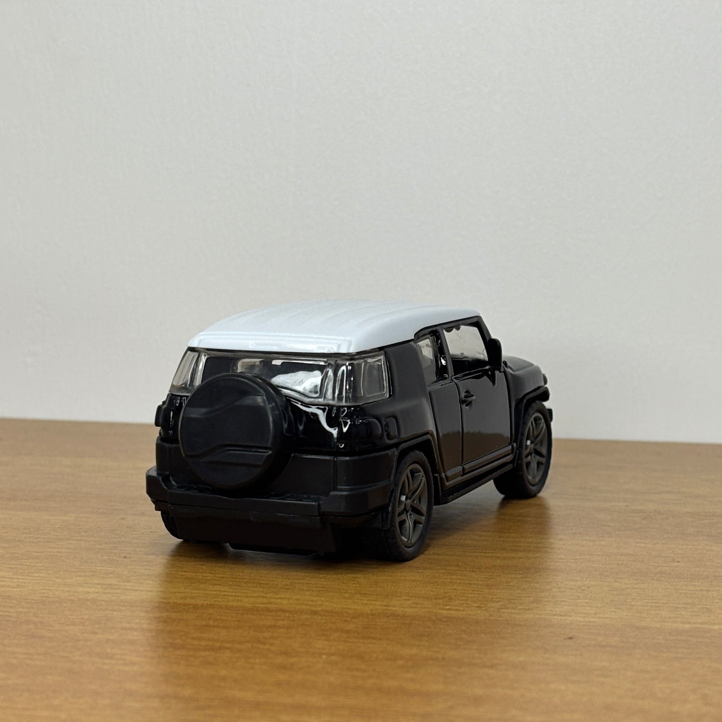 FJ Cruiser Black & White Die Cast Metal Body 1:36