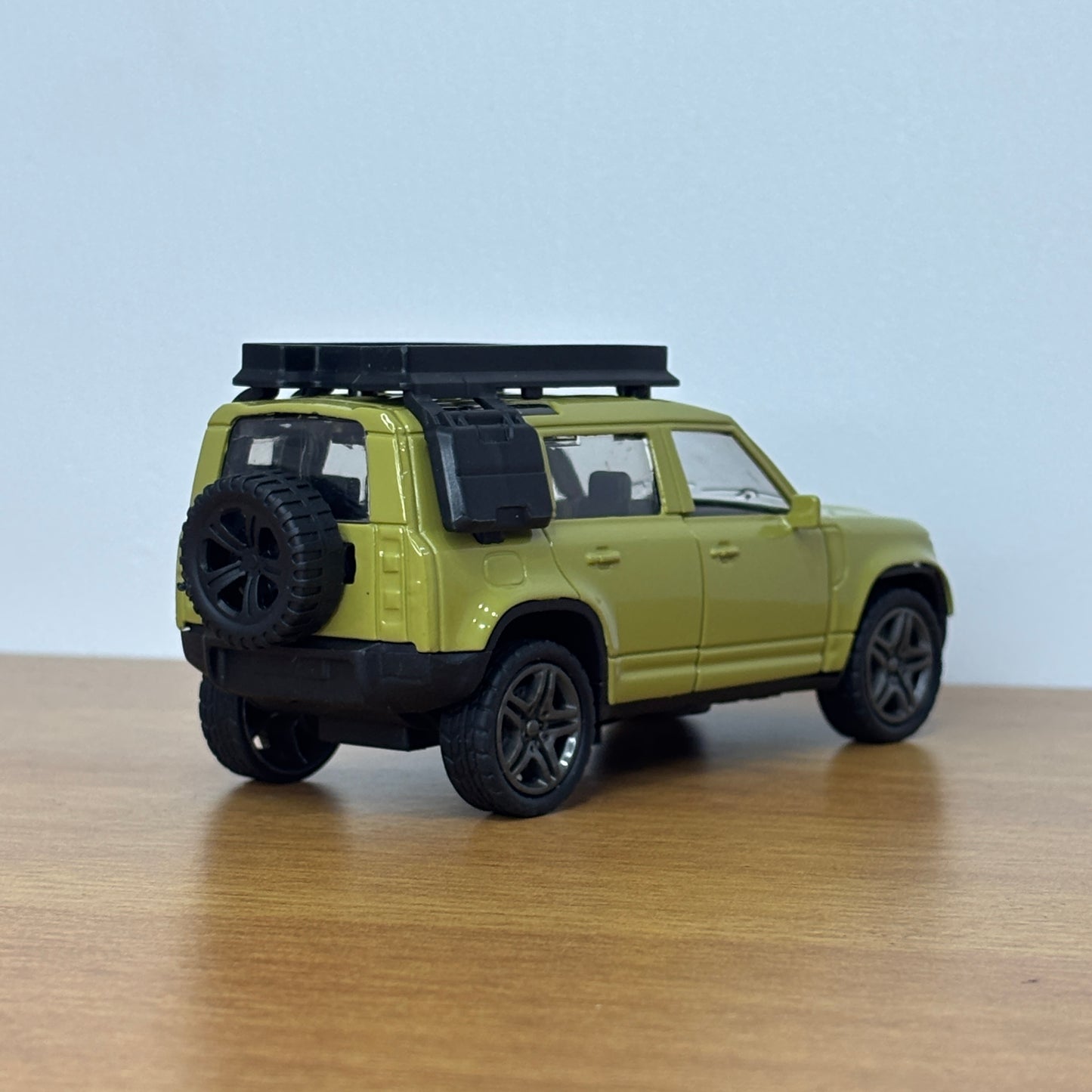 Defender Die Cast Metal Body 1:32