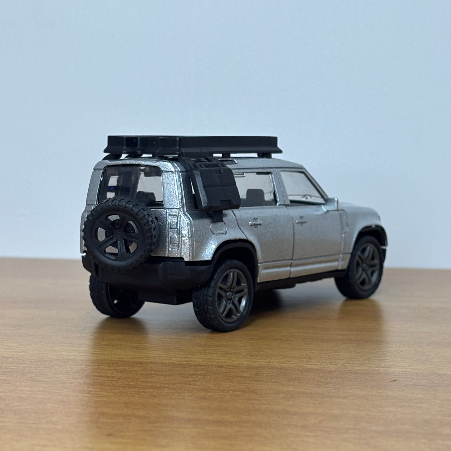 Defender Die Cast Metal Body 1:32