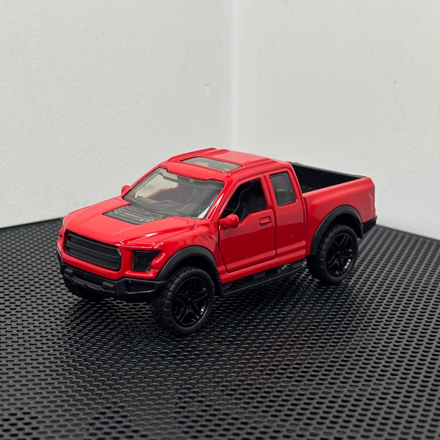 Red Pickup Truck Diecast Toy – 1:43 Scale Metal Body with Pullback Action