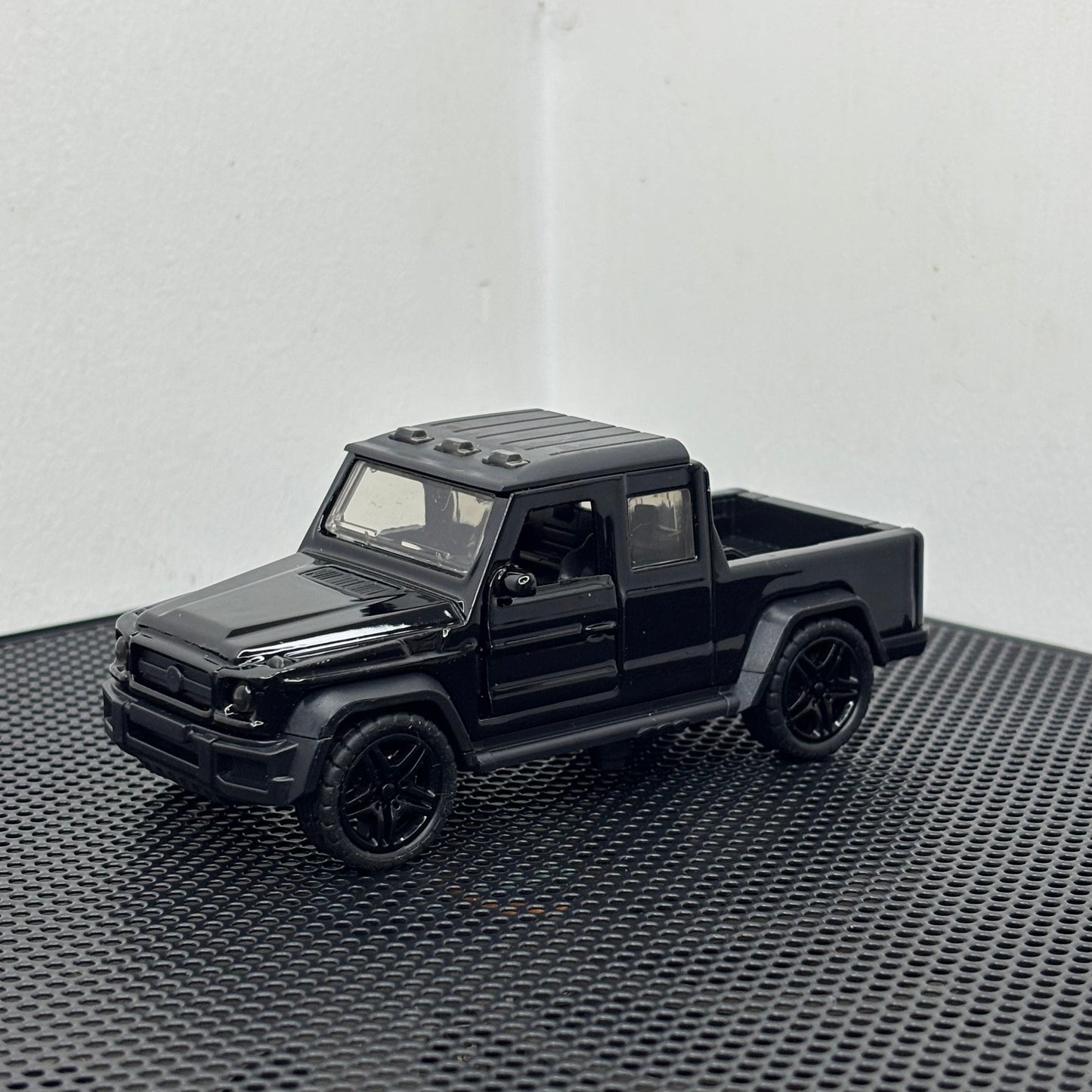 Black SUV Pickup Diecast Toy – 1:43 Scale with Pullback Action & Metal Body