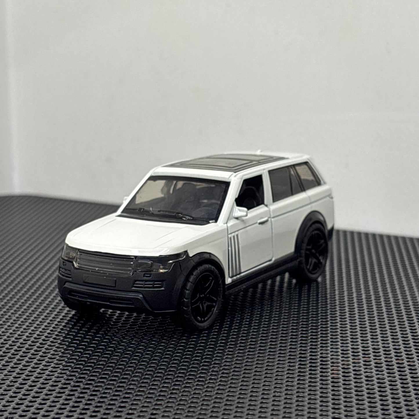 Range Rover White 1:43 Diecast Car | Metal Body Luxury SUV Model | Pull-Back Action Toy for Kids & Collectors