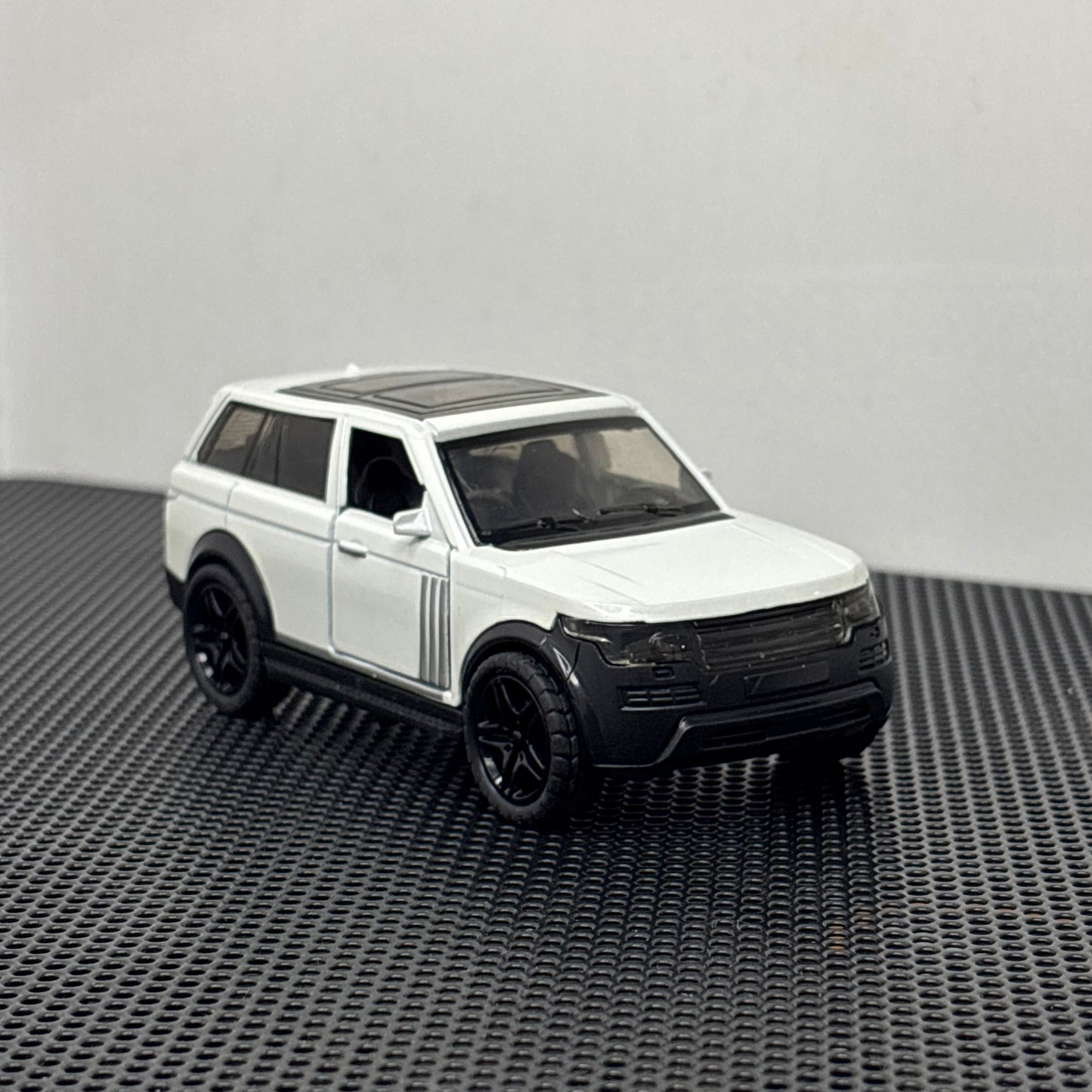 Range Rover White 1:43 Diecast Car | Metal Body Luxury SUV Model | Pull-Back Action Toy for Kids & Collectors