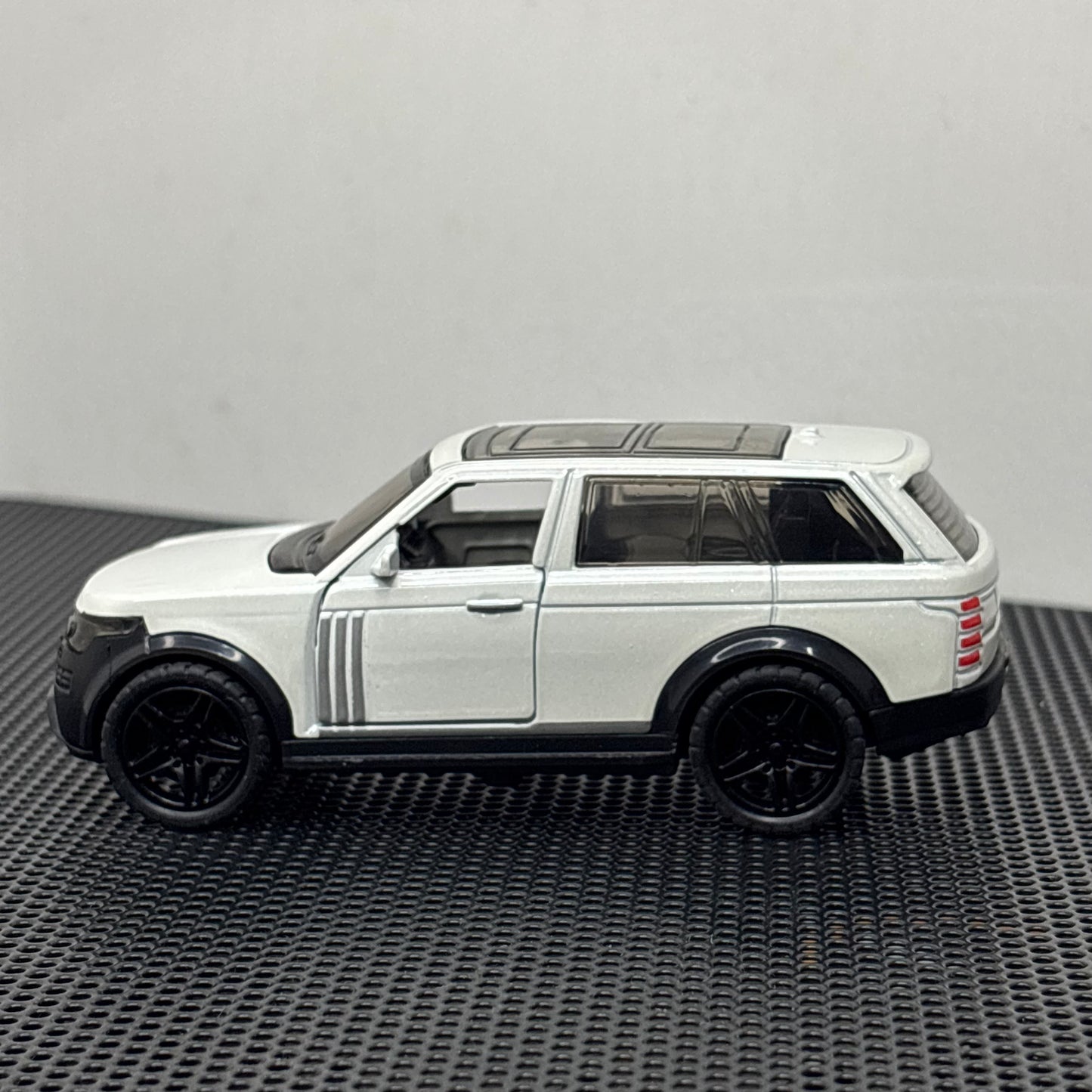 Range Rover White 1:43 Diecast Car | Metal Body Luxury SUV Model | Pull-Back Action Toy for Kids & Collectors